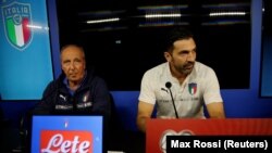 Gianluigi Buffon et le sélectionneur italien Gian Piero Ventura lors de la conférence de presse d'avant le match retour des barrages, Milan le 12 Novembre 2017 REUTERS/Max Rossi -