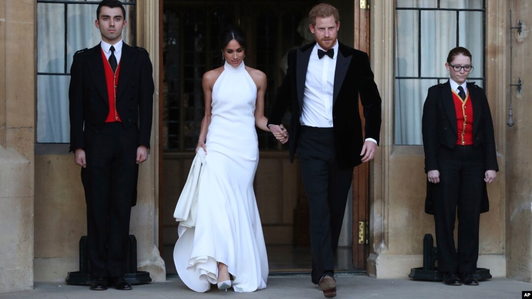 Pengantin baru Duke dan Duchess of Sussex, Meghan Markle dan Pangeran Harry, meninggalkan Puri Windsor setelah upacara pernikahan untuk menghadiri resepsi pernikahan di Frogmore House, yang diadakan Pangeran Charles, 19 Mei 2018. 