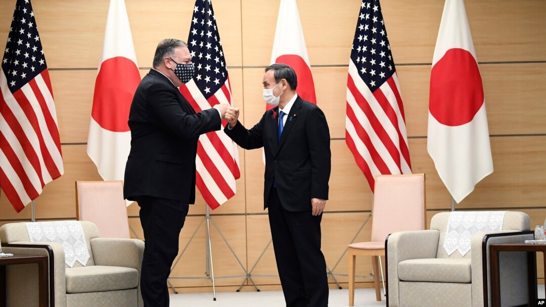 El primer ministro japonés, Yoshihide Suga, (der) y el secretario de Estado de Estados Unidos, Mike Pompeo, durante una reunión de líderes de Asia Pacífico en Tokio el 6 de octubre de 2020.
