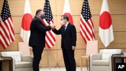 El primer ministro japonés, Yoshihide Suga, (der) y el secretario de Estado de Estados Unidos, Mike Pompeo, durante una reunión de líderes de Asia Pacífico en Tokio el 6 de octubre de 2020.