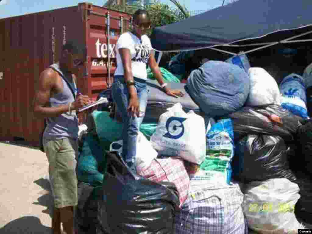 Voluntários a recolher bens alimentares e vestuários para a população do Cunene, Uige e Benguela em 2011.