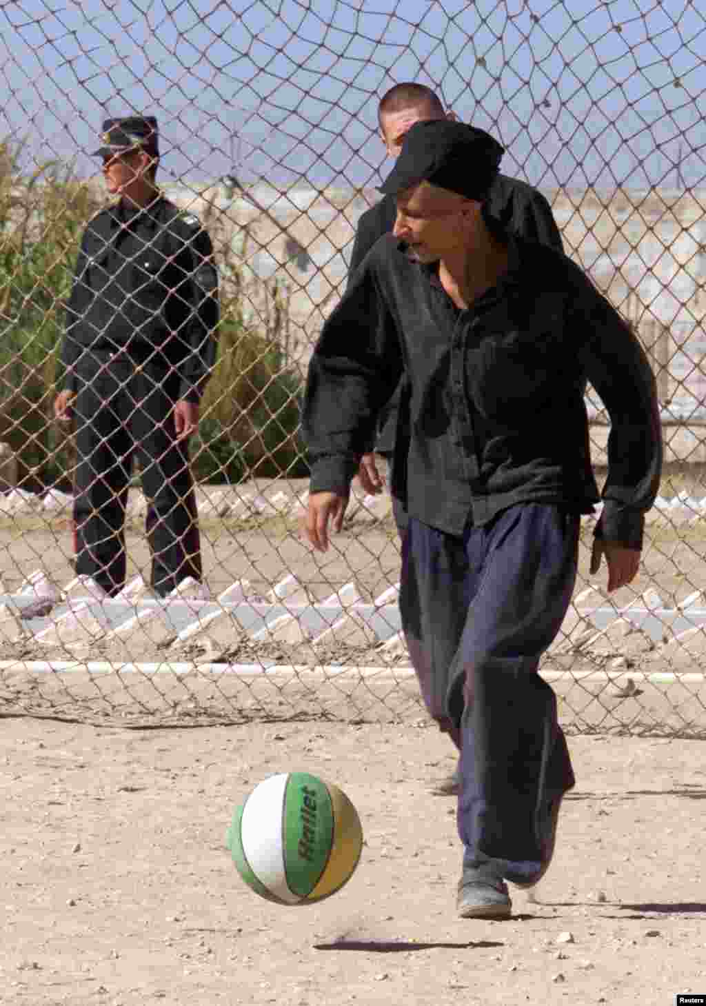 Mahbuslar futbol o&#39;ynamoqda. 2003-yil, 29-sentabr.