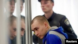 عکس از جریان محاکمۀ وادیم شیشیمارین در محکمۀ شهر کیف اوکراین