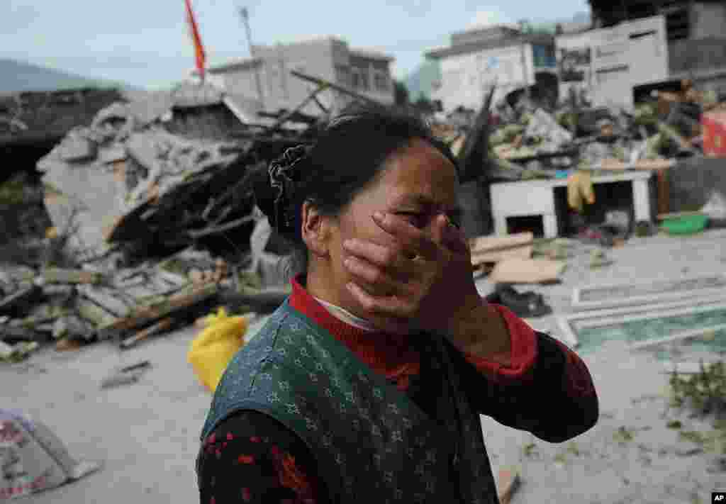 A village woman reacts after her house was damaged by an earthquake in Lushan county, Ya&#39;an, southwest China&#39;s Sichuan province, Apr. 20, 2013. 