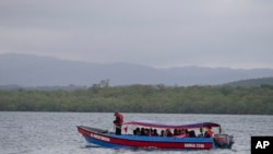 Un bote con motor parte hacia Colombia desde Gardi Sugdub, en la costa caribeña de Panamá, el lunes 24 de febrero de 2025, transportando a migrantes venezolanos que regresan del sur de México.