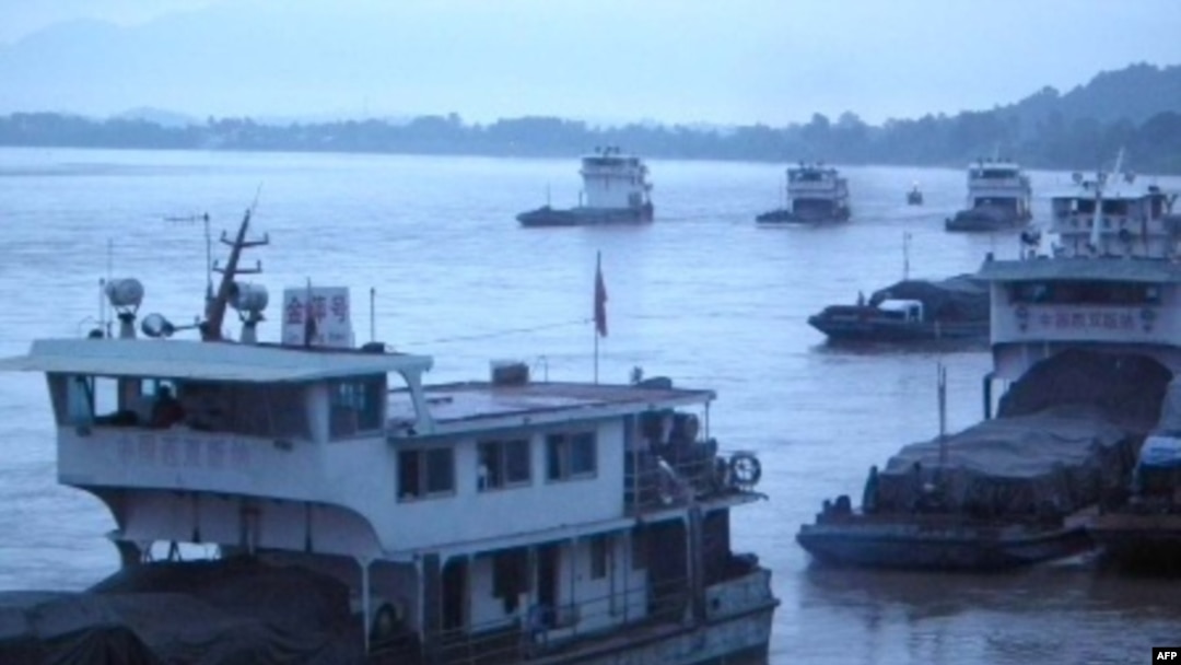 Thuyền chở hàng hóa của Trung Quốc trên sông Mekong