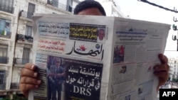 Un Algérien lit le journal à Alger, le 13 septembre 2015.