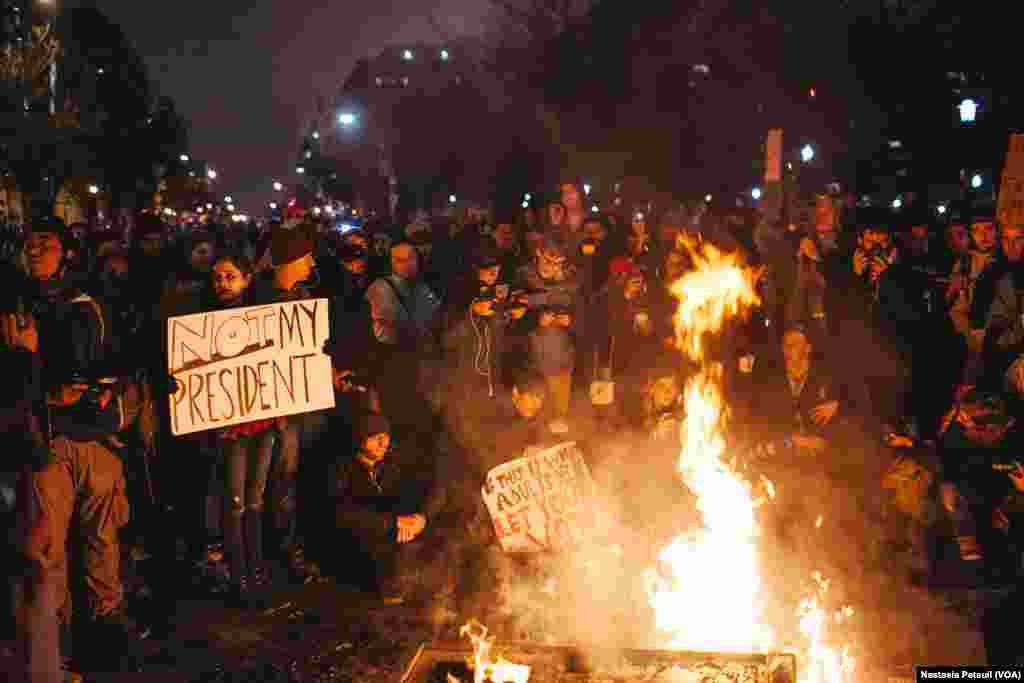 Sur la place Franklin, des militants anti-trump étaient présents pour protester et ont brûlé des kiosques à journaux, à Washington DC, le 20 janvier 2017. (VOA/Nastasia Peteuil)