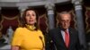 La presidenta de la Cámara de Representantes, Nancy Pelosi, y el líder de la minoría demócrata del Senado, Chuck Schumer, durante declaraciones a la prensa en el Capitolio el 3 de agosto de 2020.