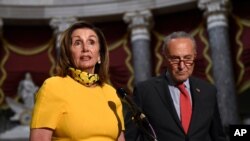 La presidenta de la Cámara de Representantes, Nancy Pelosi, y el líder de la minoría demócrata del Senado, Chuck Schumer, durante declaraciones a la prensa en el Capitolio el 3 de agosto de 2020.