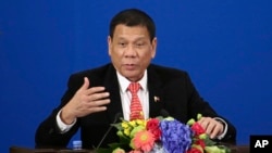 លោក​ប្រធានាធិបតី Rodrigo Duterte ថ្លែង​សុន្ទរកថា​នៅ​ក្នុង​វេទិកា​ពាណិជ្ជកម្ម​ចិន និង​ហ្វីលីពីន​នៅ​អគារ Great Hall of the People ក្នុង​ក្រុង​ប៉េកាំង​ កាលពី​ថ្ងៃទី២០ ខែតុលា ឆ្នាំ២០១៦។