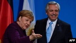 La canciller alemana Angela Merkel, gesticula durante una sesión de fotos con el presidente de Argentina, Alberto Fernández, antes de una conferencia de prensa en la Cancillería en Berlín. Febrero 3 de 2020. Foto: AFP.