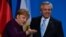 La canciller alemana Angela Merkel, gesticula durante una sesión de fotos con el presidente de Argentina, Alberto Fernández, antes de una conferencia de prensa en la Cancillería en Berlín. Febrero 3 de 2020. Foto: AFP.
