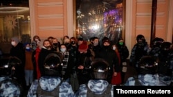 Manifestantes en Rusia protestan para pedir la liberación del líder opositor Alexei Navalny, en Moscú, el 10 de febrero de 2021.