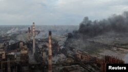 路透社获得的亚速团发布的照片显示，马里乌波尔亚速钢铁厂冒出的浓烟。(2022年5月11日)