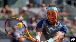 Petenis Spanyol Rafael Nadal mengembalikan bola dalam pertandingan melawan David Goffin dari Belgia di turnamen Mutua Madrid Terbuka di Madrid, Spanyol, pada 5 Mei 2022. (Foto: AP/Manu Fernandez)