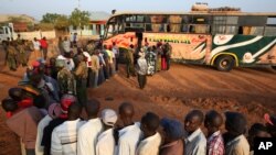 Des passagers attendent pour monter dans un bus à la frontière somali-kényane près de Mandera le 8 décembre 2014. (Photo d'illustration)