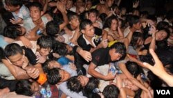 Ratusan orang tewas saat berdesak-desakan di Festival Air di Pnom Penh, Kamboja. Para pengunjung festival ini berlari untuk menyeberangi jembatan yang sempit.