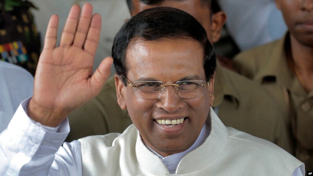 Mantan Menteri Maithripala Sirisena melambaikan tangan ke arah para pendukungnya, saat meninggalkan sekretariat pemilihan umum Sri Lanka di Colombo (9/1). Maithripala Sirisena mengalahkan Presiden Mahinda Rajapaksa dalam pemilihan Presiden Sri Lanka.