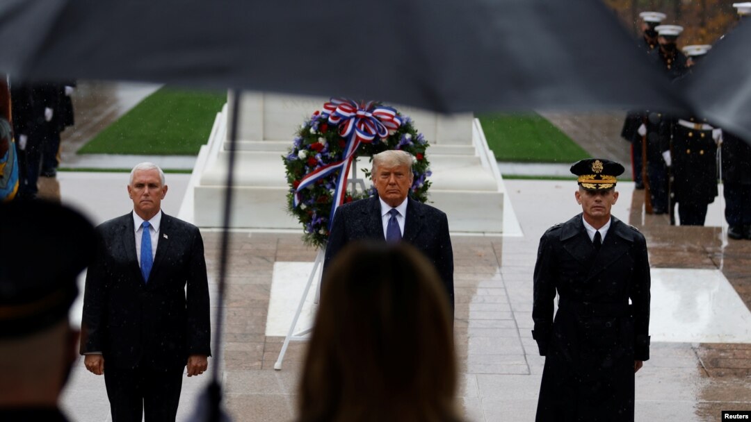 Presiden Donald Trump meletakkan karangan bunga di Makam Prajurit Tak Dikenal dalam peringatan Hari Veteran di Taman Makam Nasional Arlington, di Arlington, Virginia, 11 November 2020. 