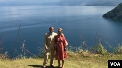 Raja Willem-Alexander dan Ratu Maxima dari Kerajaan Belanda berpose di Bukit Singgolom, Toba, Sumut. Kamis 12 Maret 2020. (VOA/Anugrah Andriansyah)