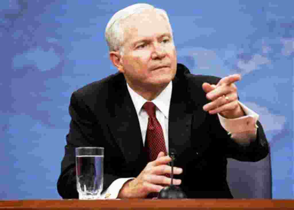 رابرت گیتس، در آخرین مصاحبه خود به عنوان وزیر دفاع آمریکا، از ایران و کره شمالی به عنوان «وضعیت های بسیار خطرناک» برای امنیت ملی آمریکا یاد کرد. چالش هایی که به جانشین بعدی او، لئون پانتا واگذار می شود. <a href="http://www.voanews.com/persian/news/gates-