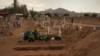 Tumbas recién excavadas en el cementerio El Centinela, en medio de la pandemia de la enfermedad por coronavirus (COVID-19), en Mexicali, México, el 23 de marzo de 2021.