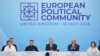 El primer ministro británico, Keir Starmer, habla en la apertura de la reunión de la Comunidad Política Europea en el Palacio de Blenheim en Woodstock, Gran Bretaña, el 18 de julio de 2024. Sentado a la izquierda de Starmer está el presidente ucraniano, Volodymyr Zelenskyy.