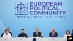 El primer ministro británico, Keir Starmer, habla en la apertura de la reunión de la Comunidad Política Europea en el Palacio de Blenheim en Woodstock, Gran Bretaña, el 18 de julio de 2024. Sentado a la izquierda de Starmer está el presidente ucraniano, Volodymyr Zelenskyy.