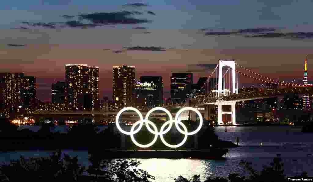 일본 도쿄 시내의 올림픽 상징인 오륜 조형물.