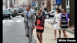 Presiden AS Barack Obama dan ibu negara Michelle Obama bersama anak-anak mereka Sasha dan Malia (kanan) saat akan menghadiri misa di Gereja St. John's di Washington, D.C., Maret 2013. (Gedung Putih/Pete Souza)