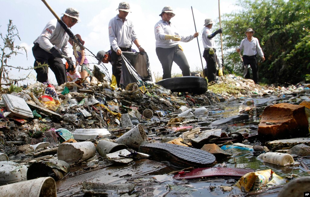 Volunteers collect waste materials during a commemorative event a day before Earth Day, along the coast of Freedom island in Manila April 21, 2012. Earth Day is commemorated on April 22 every year. 