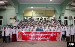 နေပြည်တော်က ဆေးရုံတခုရှိ ကျန်းမာရေး ဝန်ထမ်းများရဲ့ စစ်တပ်အာဏာသိမ်းမှုဆန့်ကျင်တဲ့ ဆန္ဒပြလှုပ်ရှားမှု မြင်ကွင်း။ (ဖေဖော်ဝါရီ ၅၊ ၂၀၂၁)