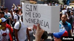 La comunidad internacional pide el diálogo de ambas partes para que solucionen sus diferencias. Olson considera que el proceso de transición después de Chávez no ha sido fácil.