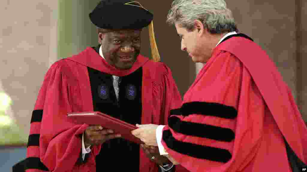 Denis Mukwege, de la République démocratique du Congo, reçoit diplôme des mains du vice-président et secrétaire de l&#39;Université de Harvard, Marc Goodheart, au cours d&#39;une cérémonie à Cambridge, &nbsp;le 28 mai 2015.