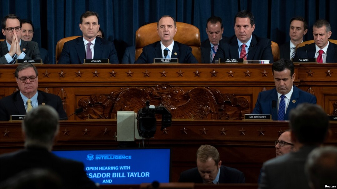 Ketua Komite Intelijen DPR Amerika Serikat, Adam Schiff (tengah) membuka sidang terbuka pertama sebagai bagian dari penyelidikan pemakzulan terhadap Presiden AS Donald Trump, di Gedung Capitol, Washington, D.C., 13 November 2019.