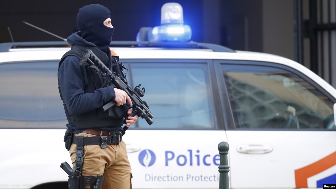 A Belgian special forces police officer stands guard outside a courthouse as Paris attacks suspect Salah Abdelslam remains in police custody, in Brussels, Belgium, April 7, 2016. 