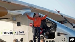 Le pilote Bertrand Piccard est dans la joie après l'atterrissage de l'avion solaire à l'aéroport de San Pablo à Séville, Espagne, 23 juin 2016. AP Photo / Laura Leon)