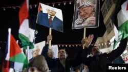 Palestinians celebrate during a rally in the West Bank city of Ramallah, November 29, 2012.