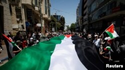 Sejumlah warga Palestina berkumpul di Ramallah, Tepi Barat, untuk memperingati 75 tahun peristiwa Nakba pada 15 Mei 2023. (Foto: Reuters/Mohammed Torokman)