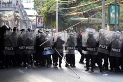 Manifestantes contra el gobierno tailandés chocan con la policía antidisturbios tras protestar a favor de la democracia de Birmania frente a la embajada, en Bangkok, Tailandia, el 1 de febrero de 2021.