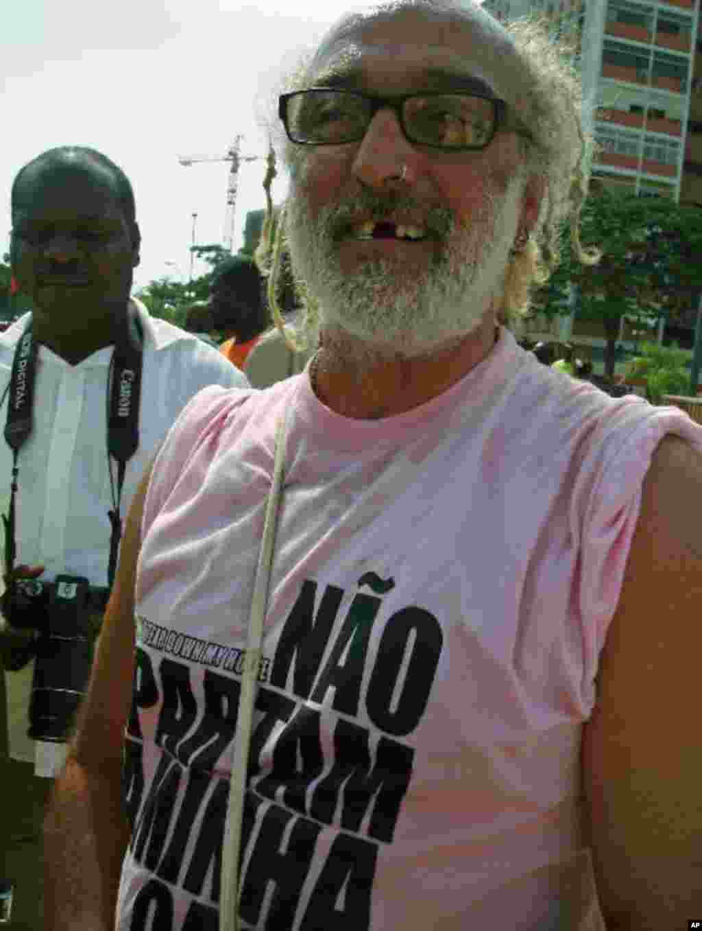 José Patrocínio, líder da organização de defesa dos direitos humanos, OMUNGA, durante a manifestação na Praça da Independência, em Luanda (2 de Abril de 2011) Foto de Alexandre Neto / VOA