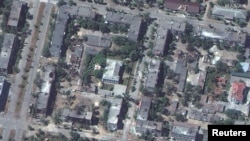 تصویری ماهواره‌ای از ساختمان‌های آسیب‌دیده در اطراف بیمارستانی در سیویرودونتسک، اوکراین. ۶ ژوئن ٢٠٢٢