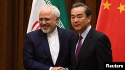 Menteri Luar Negeri Iran Mohammad Javad Zarif (kiri) dan Menlu China Wang Yi sebelum pertemuan di di Beijing, Senin (5/12). 