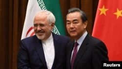 Ngoại trưởng Iran Mohammad Javad Zarif (trái) và Ngoại trưởng Trung Quốc Vương Nghị.