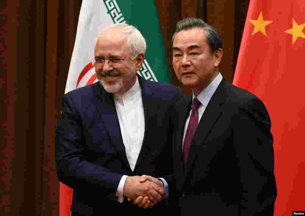 ملاقات محمد جواد ظریف، وزیر امور خارجه ایران، همراه با همتای چینی&zwnj; ا&zwnj;ش، وانگ ئی، در پکن چین.