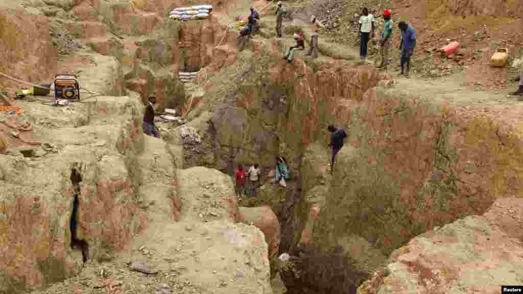 Labourers work at a mine in Minna, Niger State.