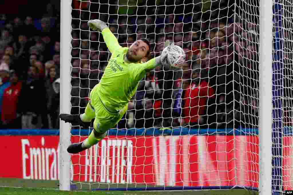 Nottingham Forest&#39;s English goalkeeper Jordan Smith makes a save during the English FA Cup third round football match between Chelsea and Nottingham Forest at Stamford Bridge in London.
