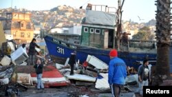 Los afectados por el terremoto en Chile recuperan objetos de las casas destruidas, mientras inician un larga reconstrucción. 