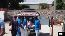 MSF medical staff transfer burn patients out of Drouillard hospital in Haiti after gang violence. (Photo: Avra Fialas/MSF) 